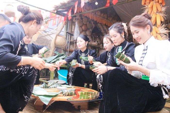 Phụ nữ dân tộc Thái gói bánh chưng cặp.