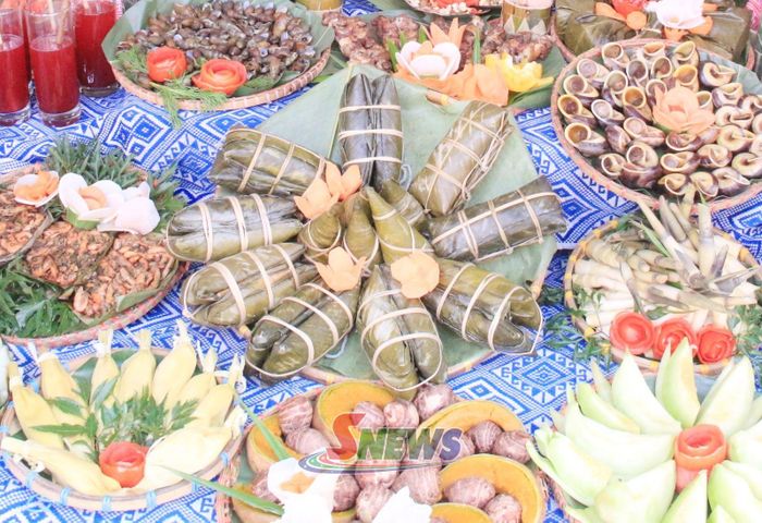 Bánh chưng cặp và những món ăn dân dã, hấp dẫn của đồng bào dân tộc Thái.