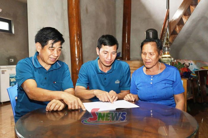 Ban Quản lý bản Chiềng Lề tuyên truyền về chính sách chi trả dịch vụ môi trường rừng cho người dân.