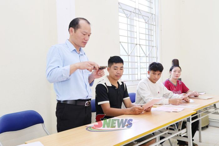 Cán bộ xã Nậm Lầu cập nhật dữ liệu đất đai cho công dân.