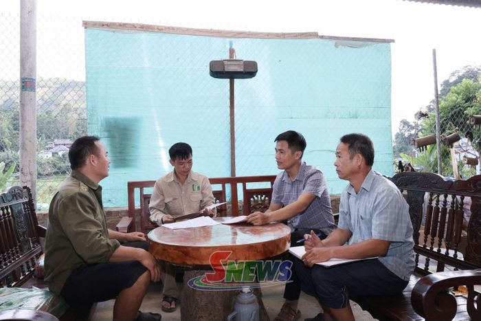 Cán bộ xã Nậm Lầu tuyên truyền về ý nghĩa việc cập nhật dữ liệu đất đai tại các hộ gia đình.