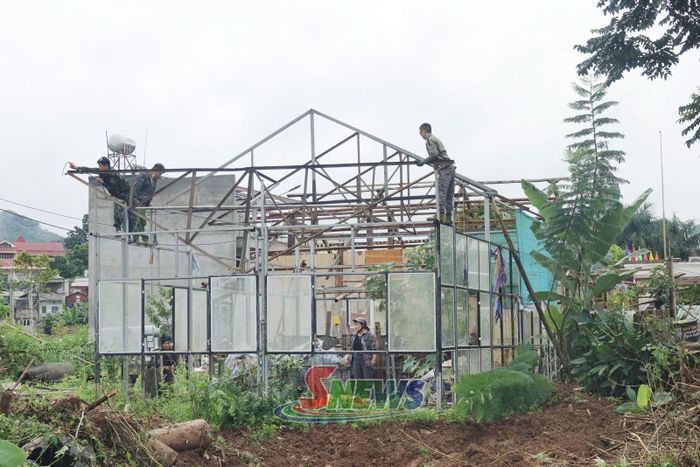 Các hộ dân bản Giảng Lắc phường Tô Hiệu thu dọn đồ đạc, bàn giao mặt bằng.
