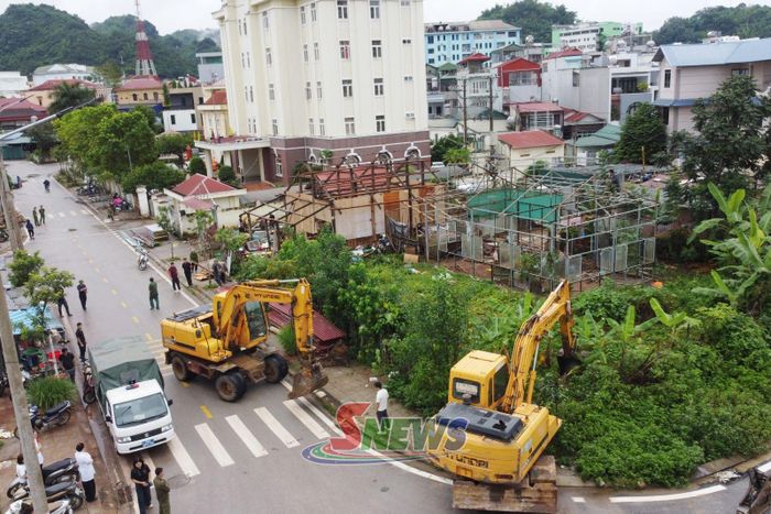 Lực lượng chức năng triển khai công tác giải phóng mặt bằng, phục vụ thực hiện Dự án mở rộng khu dân cư mới phường Quyết Thắng.