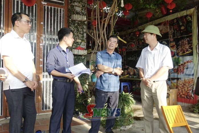 Cán bộ phường Tô Hiệu tuyên truyền, vận động người dân thuộc Dự án Hoàn thiện tuyến giao thông số 1A, vườn hoa Quảng trường Tây Bắc bàn giao mặt bằng.
