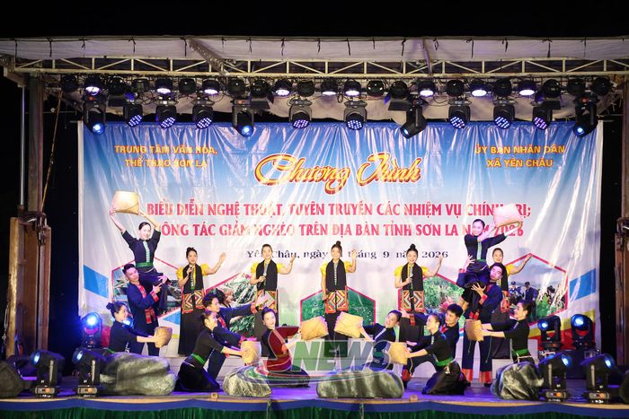 Hát múa "xòe đi" mang đậm nét bản sắc văn hóa dân tộc Thái.