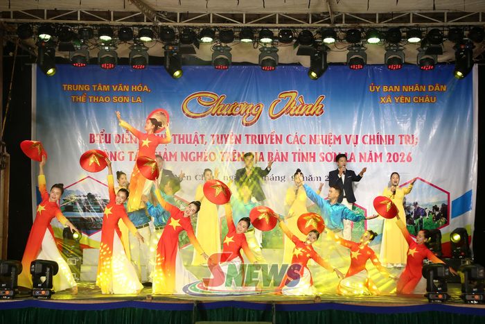 Tiết mục hát múa "Đảng cho tôi niềm tin".
