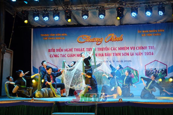 Tiết mục múa Kếp Cay (hái rêu) tại chương trình.