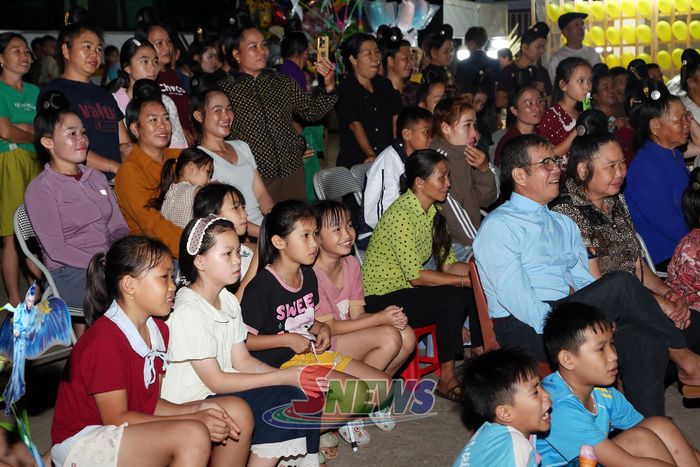 Đông đảo khán giả đến xem, cổ vũ chương trình.