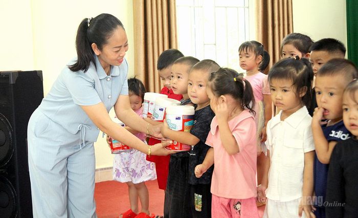 240 suất quà được trao tặng cho các em học sinh khó khăn.
