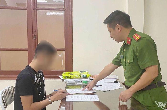 Điều tra viên Cơ quan Cảnh sát điều tra làm việc với Nguyễn Thanh Tuấn.