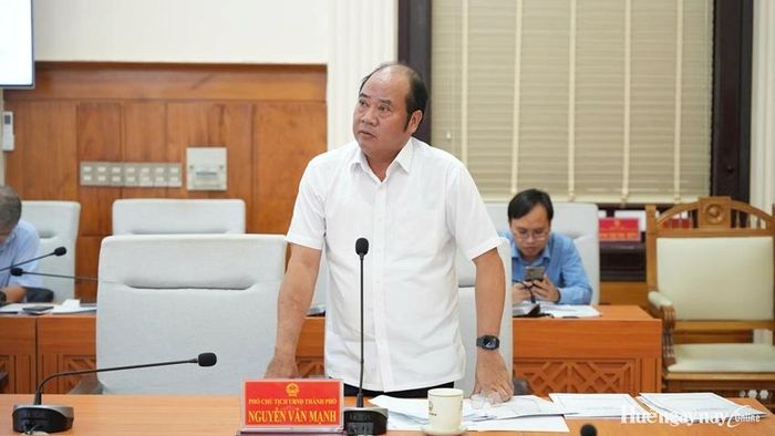 Phó Chủ tịch UBND thành phố Nguyễn Văn Mạnh phát biểu tại cuộc họp.