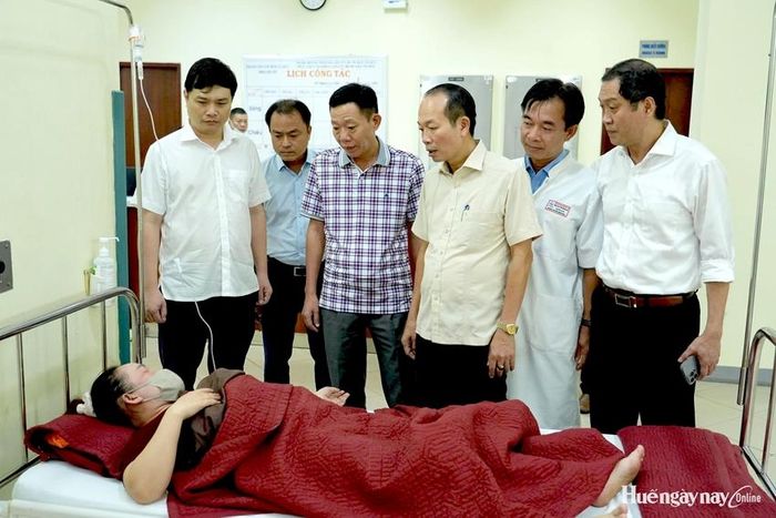Lãnh đạo thành phố thăm công nhân đang điều trị tại Bệnh viện Trung ương Huế cơ sở 2.