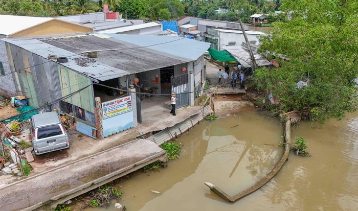 Không ít địa bàn Cần Thơ, sạt lở sát nhà của người dân ấp Mang Cá, xã Đại Hải.