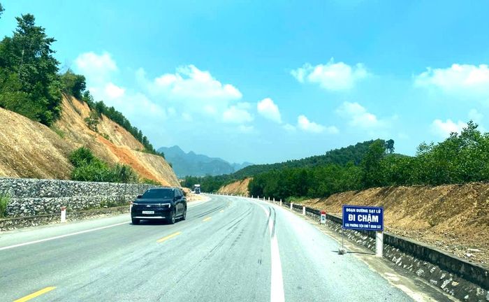 Cơ quan chức năng cắm biển cảnh báo các phương tiện đi chậm qua đoạn có sạt lở tại Km 20+450.