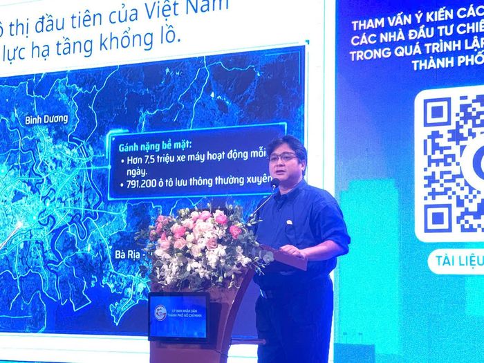 TS.KTS Nguyễn Bảo Thành, giảng viên Trường Đại học Văn Lang trình bày tham luận tại hội nghị.