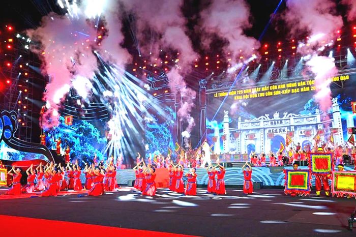 Tiết mục văn nghệ đặc sắc tại đêm khai hội mùa thu Côn Sơn - Kiếp Bạc năm 2025.