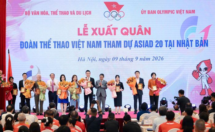 Chủ tịch Ủy ban Olympic Việt Nam Nguyễn Văn Hùng và Thứ trưởng Bộ VH, TT'&DL Hoàng Đạo Cương tặng kỷ niệm chương và hoa cho đại diện SHB và các đơn vị tài trợ, đồng hành.