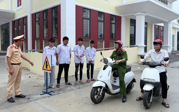 Trang bị kỹ năng lái xe an toàn giao thông cho giáo viên, học sinh. (Ảnh: Công an Ninh Bình).