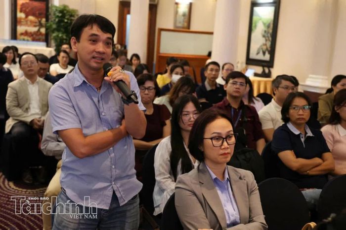 Đại diện Công ty Cổ phần Vàng bạc Đá quý Phú Nhuận nêu ý kiến tại hội nghị. Ảnh: Lạc Nguyên