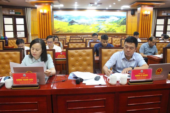 Các thành viên của Đoàn giám sát tại cuộc họp về công tác triển khai sắp xếp tinh gọn tổ chức bộ máy. Ảnh VH