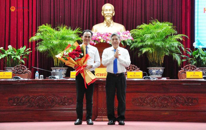 Chủ tịch HĐND TP. Cần Thơ Đồng Văn Thanh chúc mừng Ủy viên UBND thành phố, Giám đốc Sở Nông nghiệp và Môi trường Nguyễn Hoàng Anh. Ảnh: Vũ Châu
