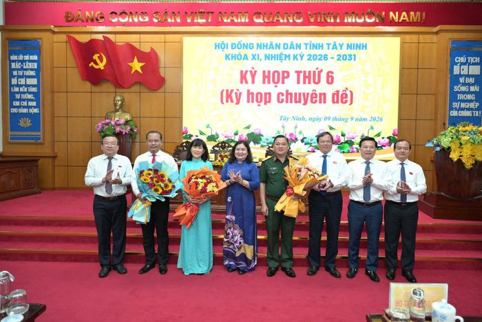 Ủy viên Trung ương Đảng, Phó Bí thư Thường trực Tỉnh ủy Hồ Thị Hoàng Yến và Thường trực Tỉnh ủy tặng hoa chúc mừng tân Phó Chủ tịch UBND tỉnh Tây Ninh Nguyễn Đài Thy, Trương Thanh Liêm và Uỷ viên UBND tỉnh Trần Văn Cư