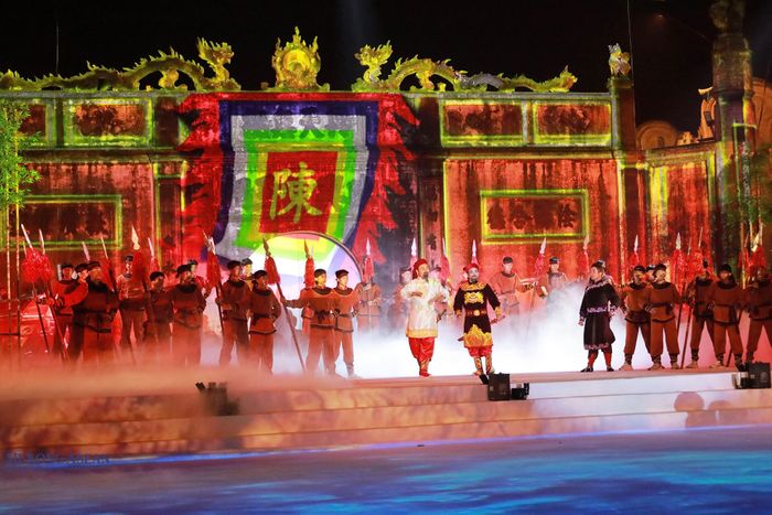 Chương trình nghệ thuật tái hiện khái quát về các anh hùng dân tộc, danh nhân văn hóa thế giới… tại Lễ hội Côn Sơn, Kiếp Bạc mùa thu. Ảnh tư liệu: Phùng Nguyện/Mekong ASEAN.