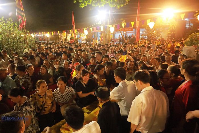 Người dân và du khách đến nhận ấn tại lễ khai ấn đền Kiếp Bạc. Ảnh tư liệu: Phùng Nguyện/Mekong ASEAN.