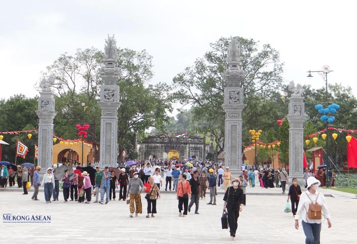 Đông đảo người dân và du khách thập phương đến với lễ hội. Ảnh tư liệu: Phùng Nguyện/Mekong ASEAN.