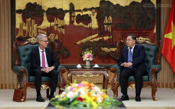 Phó Thủ tướng Thường trực hoan nghênh mô hình hợp tác "3 nhà" (Nhà nước - viện, trường - doanh nghiệp) mà Tập đoàn SAP đang triển khai. Ảnh: VGP.