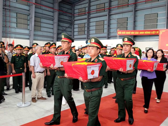 Lãnh đạo Quân khu 7 cùng các đại biểu đưa các mẫu hài cốt liệt sĩ lên máy bay vận tải quân sự.
