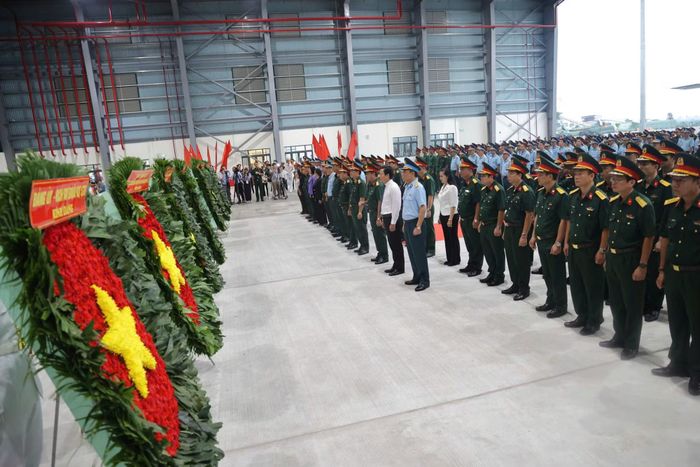 Lãnh đạo Quân khu 7 cùng các đơn vị, địa phương dâng hoa, dâng hương các anh hùng liệt sĩ.