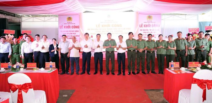 Các đại biểu dự lễ khởi công.