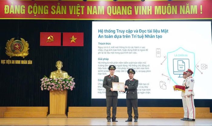Đại tá, GS.TS Nguyễn Trường Thọ, Phó Giám đốc Học viện ANND trao thưởng cho Trung tá, TS Trần Nghi Phú, đại diện nhóm tác giả có giải pháp xuất sắc trong chuyển đổi số, đổi mới sáng tạo của học viện.