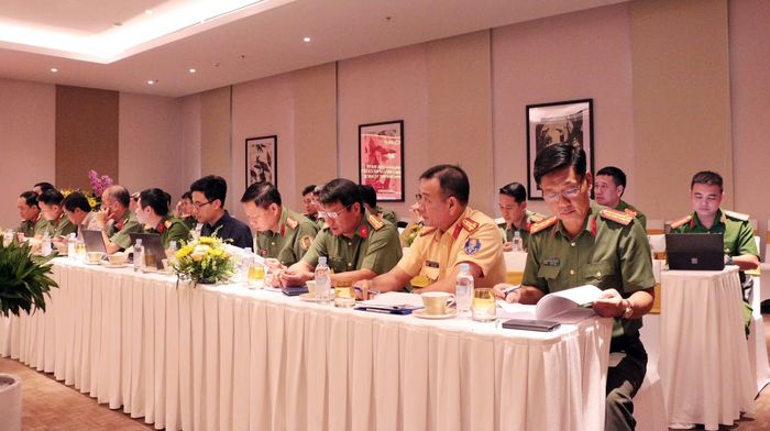 Các đại biểu dự buổi làm việc.