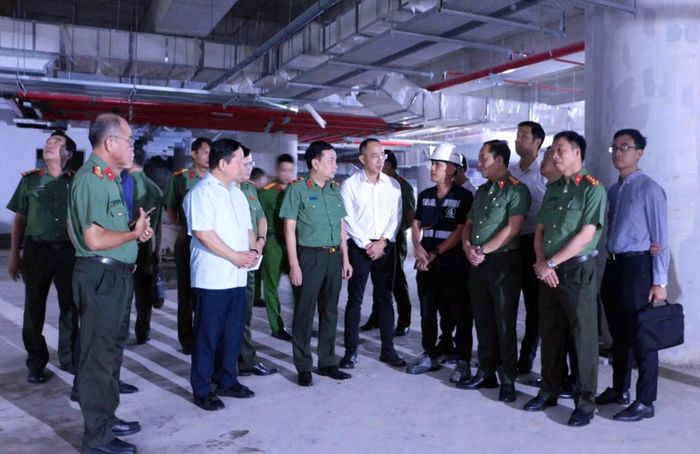 Đoàn công tác khảo sát tại các công trình, dự án.