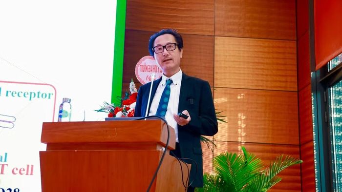GS.TS Shigenori Goto trình bày về hướng tiếp cận kết hợp liệu pháp tế bào miễn dịch với thuốc ức chế điểm kiểm soát miễn dịch - góc nhìn từ các nghiên cứu lâm sàng.