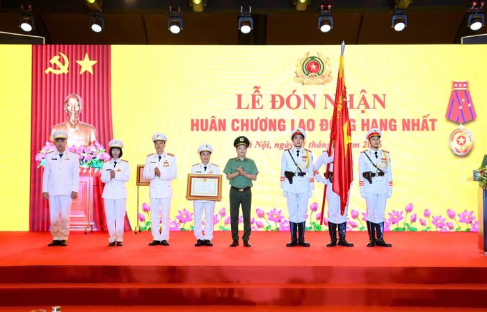  Thừa ủy quyền của lãnh đạo Đảng, Nhà nước, Thứ trưởng Đặng Hồng Đức trao Huân chương Lao động hạng Nhất tặng Bệnh viện 19-8. 