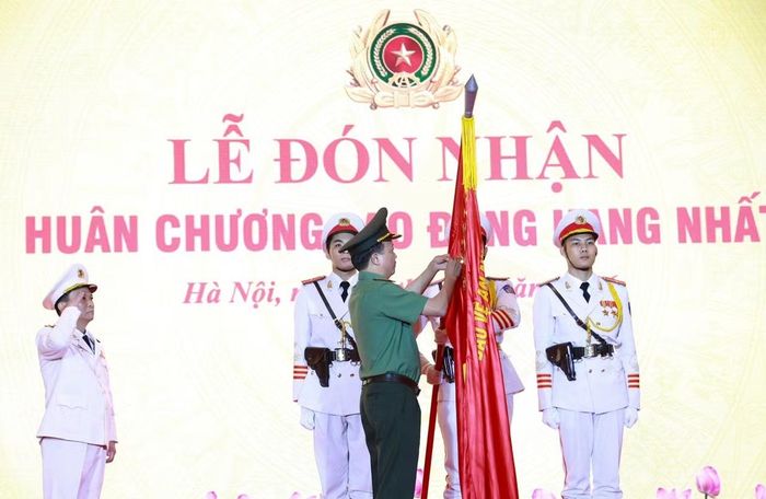 Thừa ủy quyền của lãnh đạo Đảng, Nhà nước, Thứ trưởng Đặng Hồng Đức gắn Huân chương Lao động hạng Nhất lên Cờ truyền thống của Bệnh viện 19-8.