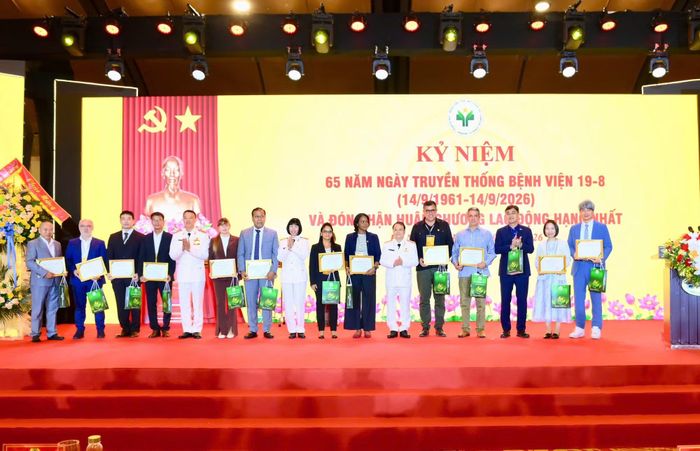Lãnh đạo Bệnh viện 19-8 trao Giấy khen tặng các đại biểu quốc tế luôn đồng hành cùng bệnh viện.
