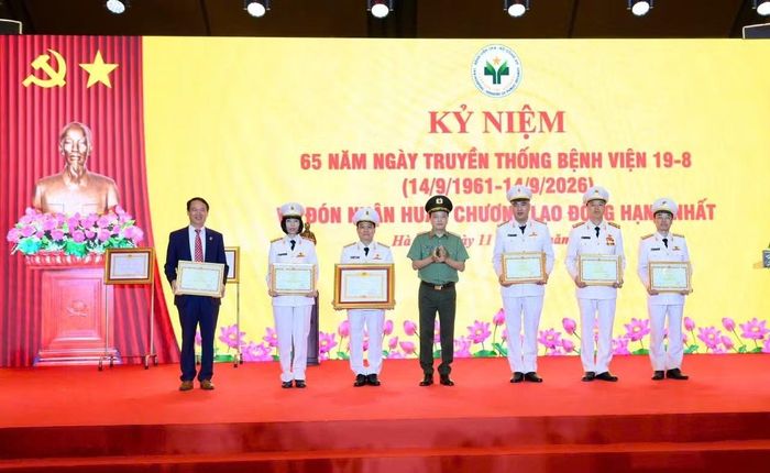 Thừa ủy quyền của Thủ tướng Chính phủ, Thứ trưởng Đặng Hồng Đức trao Bằng khen của Chính phủ tặng Đại tá Nguyễn Tiến Quang, Giám đốc bệnh viện 19-8; trao Bằng khen của Bộ Công an tặng Viện Tim mạch và 4 cá nhân.