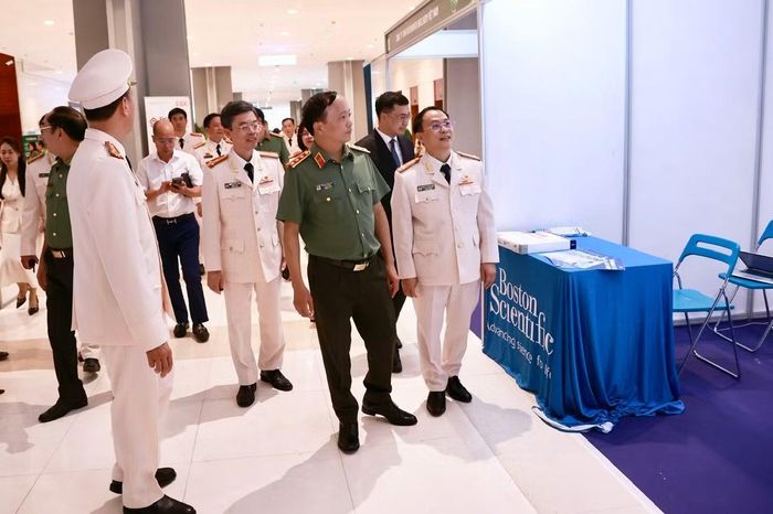 Thứ trưởng Đặng Hồng Đức và các đồng chí đại biểu tham quan khu trưng bày hình ảnh giới thiệu những thành tựu khám chữa bệnh của bệnh viện.