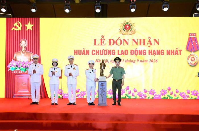  Thừa ủy quyền của Tổng Bí thư, Chủ tịch nước Tô Lâm, Thứ trưởng Đặng Hồng Đức trao tặng Bức tượng “Bác Hồ về thăm quê” của Tổng Bí thư, Chủ tịch nước Tô Lâm tặng tập thể Bệnh viện 19-8 nhân kỷ niệm 65 năm Ngày truyền thống. 