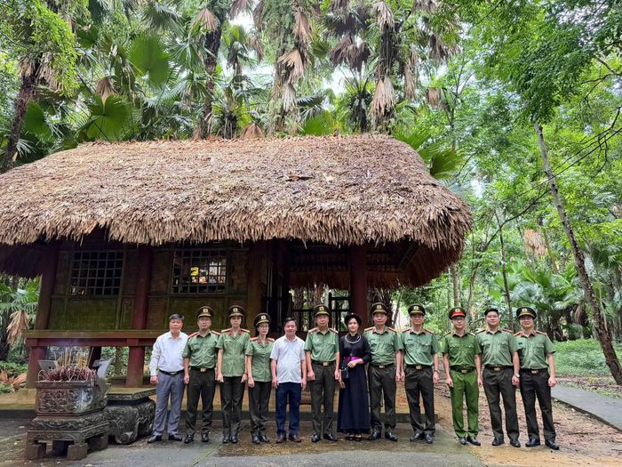 Đoàn công tác tổ chức lễ dâng hương và tham quan tại Khu di tích Nà Loáng, xã Kim Bình, tỉnh Tuyên Quang.