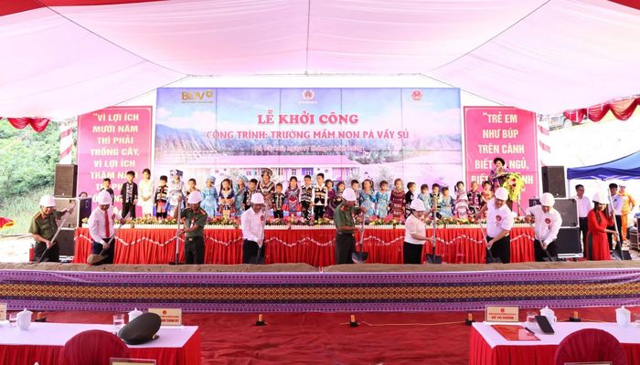  Các đại biểu tham gia nghi thức khởi công Trường Mầm non Pà Vầy Sủ. 