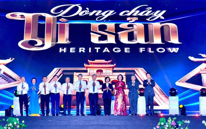 Phó Thủ tướng Thường trực Chính phủ Phạm Gia Túc cùng các đồng chí lãnh đạo, đại biểu thực hiện nghi thức khai mạc. (ảnh: Viết Thành)