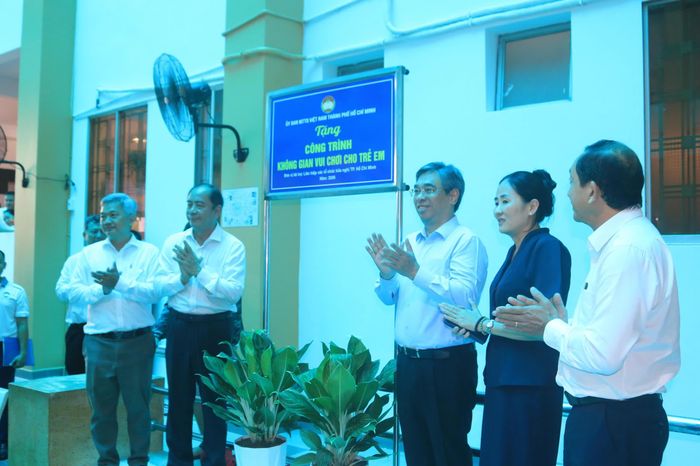 Ông Nguyễn Phước Lộc, Chủ tịch Ủy ban MTTQ Việt Nam TP. HCM đến tra tặng công trình không gian vui chơi cho trẻ em tại Bệnh viện Tâm thần TP. HCM.