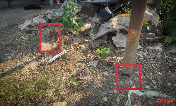 Phần chân cột làm bằng sắt đã bị hoen rỉ nặng, mục nát hoàn toàn phần gốc và bị dịch chuyển khoảng 1 mét. Ảnh chụp lúc 16 giờ ngày 11/9/2026.