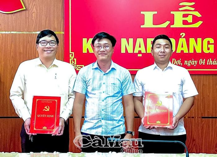 Lễ kết nạp Ðảng của Chi bộ Văn phòng HÐND-UBND xã Ðầm Dơi.