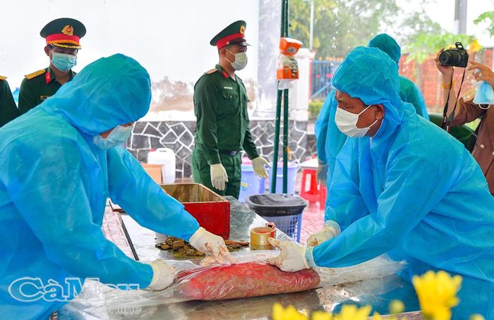 Lực lượng làm nhiệm vụ cẩn trọng bọc lại từng hài cốt liệt sĩ sau khi lấy mẫu.